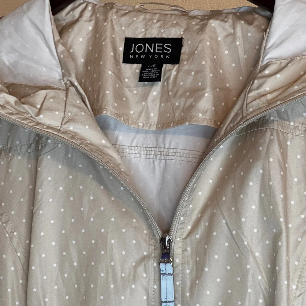 Jones of New York Lt Beige Polka Dot Women’s Windbreaker Travel Jacket w/ Hood - Picture 4 of 4